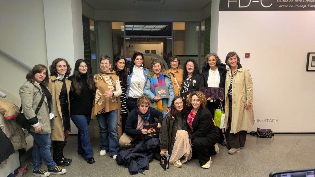 Foto grupal de las participantes de Las diez y diez en el hall de la Fundación Díaz-Caneja, Palencia. Unas quince personas, varias sosteniendo ejemplares del libro.