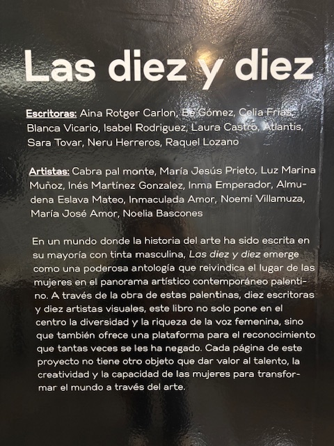 Panel de texto de la exposición en la Fundación Díaz-Caneja: título Las diez y diez en blanco sobre negro, lista de escritoras y artistas visuales participantes, y descripción del proyecto.