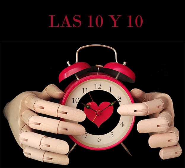 Portada del libro Las diez y diez: dos manos articuladas de madera sosteniendo un reloj despertador rojo sobre fondo negro. La esfera del reloj muestra un corazón rojo. Título en letras rojas en la parte superior.
